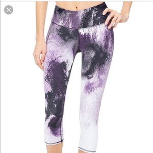 Alo Airbrush Capri Crop Leggings Purple Size Small